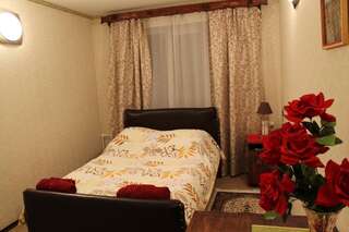 Гостиница Клен Сургут Двухместный номер с 1 кроватью и собственной ванной комнатой-1