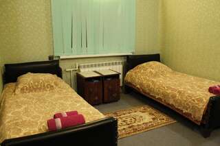 Гостиница Клен Сургут  Двухместный номер с 2 отдельными кроватями и душем-1
