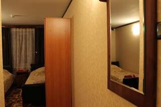 Гостиница Клен Сургут  Двухместный номер с 2 отдельными кроватями и душем-3