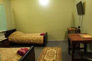 Гостиница Клен Сургут  Двухместный номер с 2 отдельными кроватями и душем-5